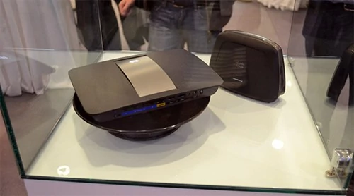 Linksys EA6500 - nowy router trafi na rynek jesienią, zaoferuje między innymi Wi-Fi w standardzie 802.11ac. W Londynie można było obejrzeć go w szklanej gablotce. Dziennikarzom udostępniono jedynie starsze, już dostępne na rynku modele