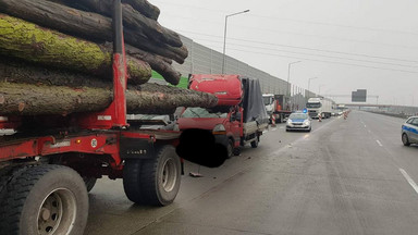 Wypadek na A1. Kłoda wybiła okno busa