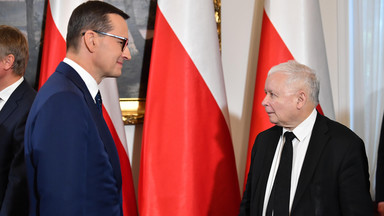 "Stan Wyjątkowy". Tusk uderza seksaferą w Kuchcińskiego. Kaczyński przykręca śrubę Morawieckiemu. Nikt nie chce Komorowskiego z Gowinem