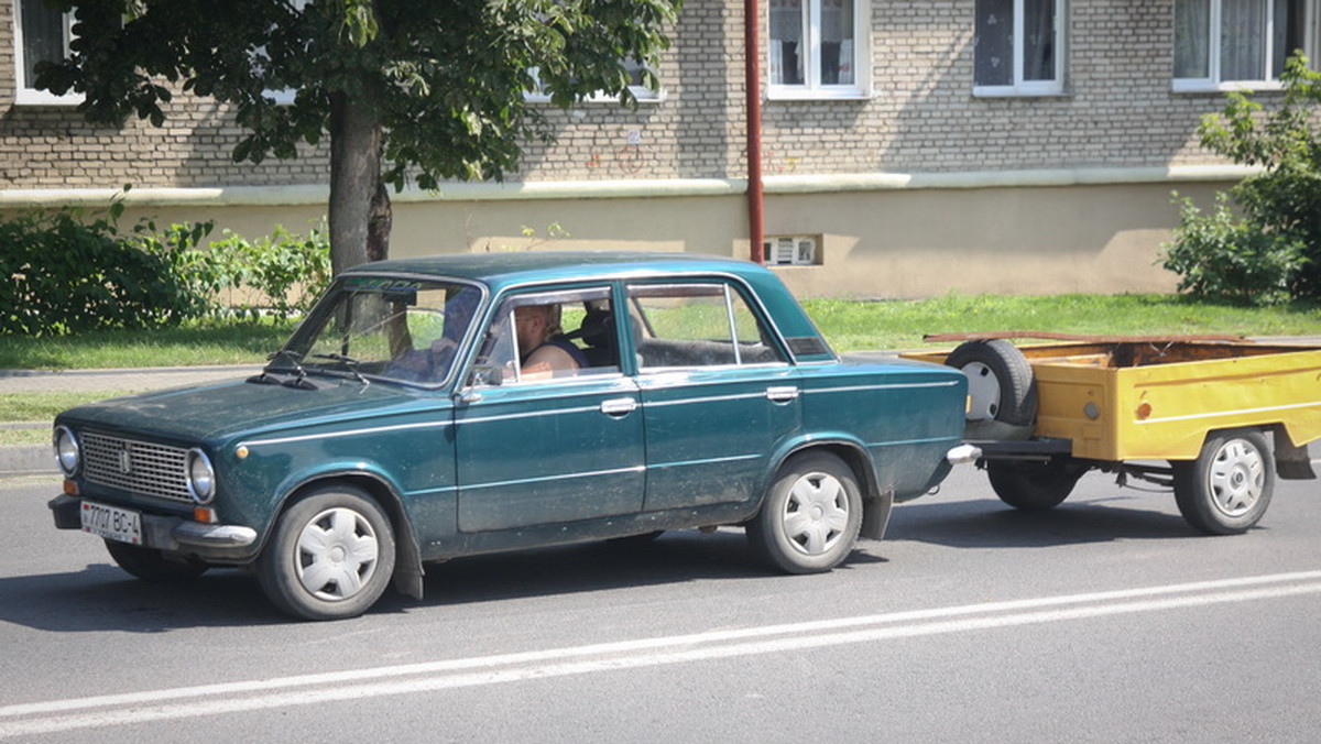 Rząd Białorusi wydał postanowienie, że obywatele mogą wyjechać z kraju tym samym samochodem nie częściej niż raz na osiem dni, a nie jak dotąd raz na pięć dni - podała w poniedziałek państwowa agencja BiełTa. Decyzja ma służyć ograniczeniu wywozu paliwa.