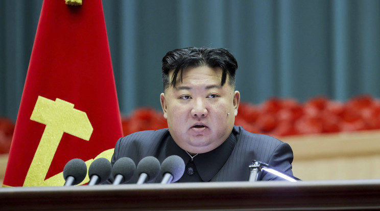 Az észak-koreai kormány által közreadott felvételen Kim Dzsong Un észak-koreai vezető beszédet mond az észak-koreai édesanyák találkozóján Phenjanban 2023. december 3-án. Kim a találkozón az alacsony születésszám további csökkenésének megállítására szólított fel. Az ENSZ Népesedési Alapjának adatai szerint Észak-Korea termékenységi rátája 2023-ban 1,8 volt. A demográfiai arányszám azt mutatja meg, hogy egy nőnek élete során várhatónan hány gyermeke születik / Fotó: MTI/AP/Észak-koreai kormány/KCNA/KNS