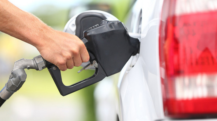 Az üzemanyagok adója április 1-től csökken