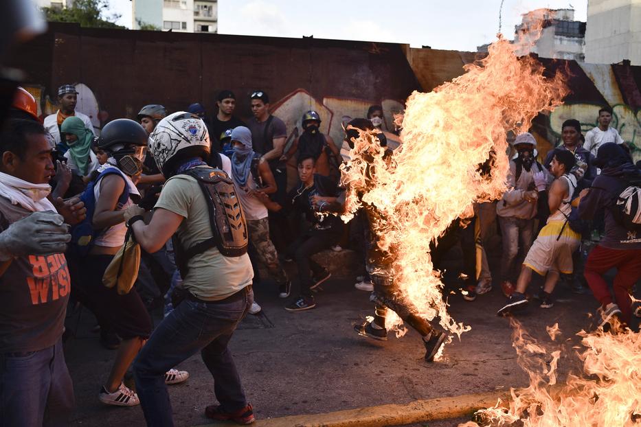 Felgyújtottak egy férfit a venezuelai tüntetésen / Fotó: AFP