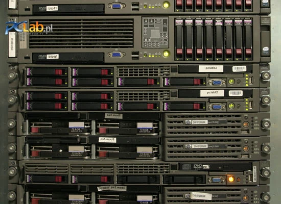 Dwa z czterech serwerów PCLab.pl w obudowach 1U (w środku zdjęcia)