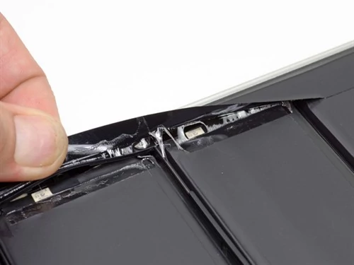 Bateria w nowym Macbooku Pro z Retiną jest przyklejona do obudowy klejem. Dlatego też nie nadaje się do recyklingu. Wykreślenie z listy EPEAT mogło dotyczyć tego komputera. iFixit.