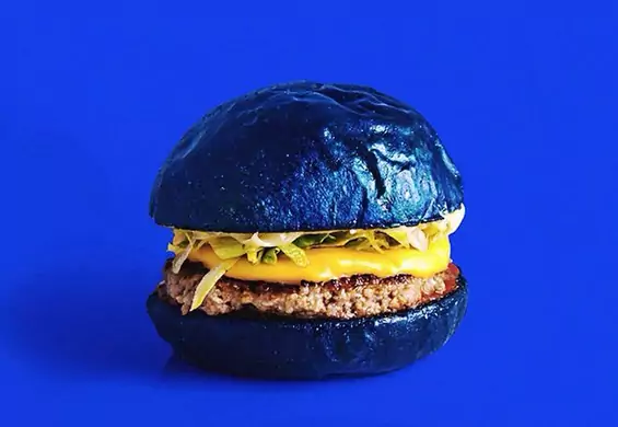 Była już burgerowa bułka w czerni, czas na niebieską. Barwny efekt modowo-gastronomicznej współpracy