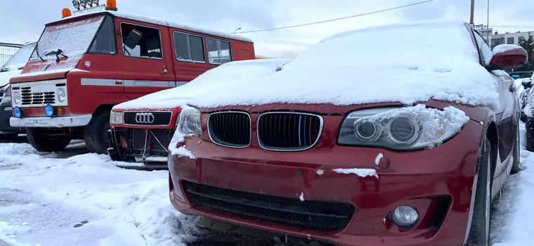 Żuk, Cadillac, BMW i wiele innych. Porzucone w Krakowie auta szukają nowych domów