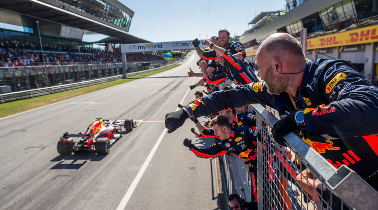  Tíz futam után tudott a Mercedes riválisa versenyt nyerni, a Red Bull csapat örülhetett/ Fotó: Getty Images