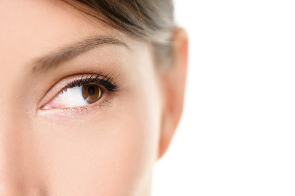 Mrużenie oczu i naciąganie skóry (na "worki" i opadające powieki)