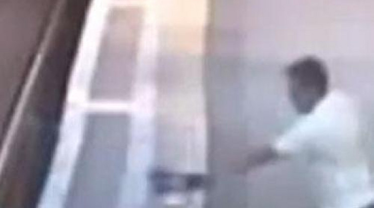 Bevásárlókocsit lökött a metró elé – videó!