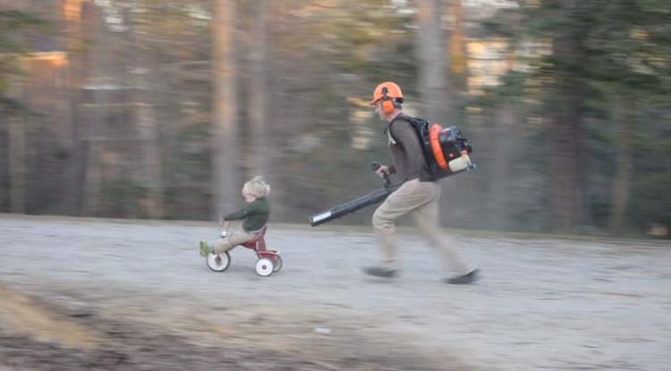 A nap hőse: az apuka, aki lombfúvóval tanítja gyerekét biciklizni - VIDEÓ