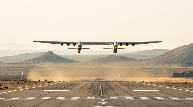 A hatalmas gépnek két törzse van, gigászi szárny köti őket össze /Fotó: MTI/ EPA/ Stratolaunch  