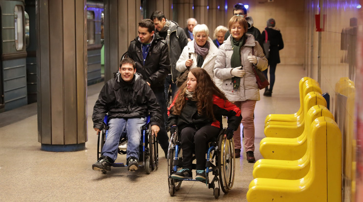 A teljes felújításra váró 3-as metróvonalon nem terveztek akadálymentesítést, ezért tiltakoztak /Fotó: Grnák László