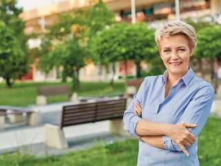 Hanna Zdanowska. Prezydentka Łodzi. Ukończyła inżynierię środowiska na Wydziale Budownictwa i Architektury Politechniki Łódzkiej. Jest członkinią Europejskiego Komitetu Regionów (EKR) od grudnia 2019 r. W obecnej kadencji EKR zasiada w Komisji ENVE – Środowiska, Zmiany Klimatu i Energii, Komisji SEDEC – Polityki Społecznej, Edukacji, Zatrudnienia, Badań Naukowych i Kultury. Jest także członkinią Grupy Roboczej EKR Green Deal Going Local, ambasadorką Paktu na rzecz Klimatu z ramienia EKR oraz krajową ambasadorką ds. porozumienia burmistrzów