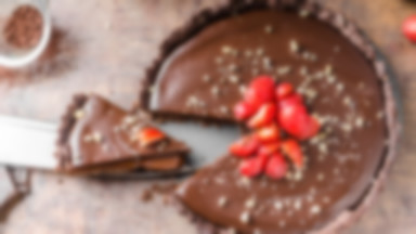Poznaj przepis na tartę czekoladową, którą przyrządzisz bez pieczenia