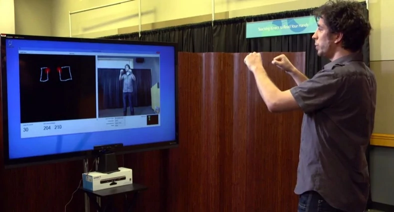 Kinect 2.0 potrafi rozpoznać, kiedy ściskamy dłonie w pięści, a kiedy je rozluźniamy