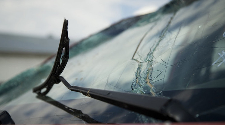 Szalagkorlátnak ütközött egy személygépkocsi az M3-as autópályán / Fotó: Northfoto