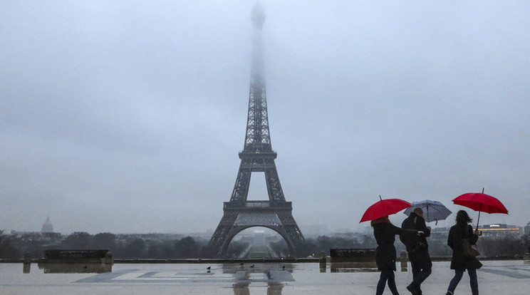 Golyóálló üvegfallal kerítik körbe az Eiffel-tornyot: csütörtökön bemutattál az építményt /Fotó: AFP