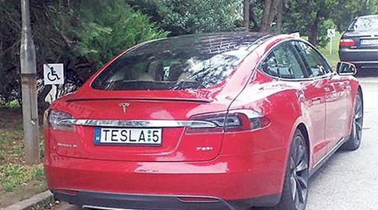 Rokkanthelyre állt a Tesla sportkocsi
