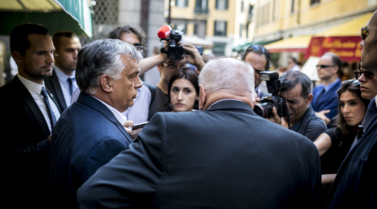 A magyar kormányfő megérkezése után nyilatkozott a sajtónak / MTI Fotó:  Miniszterelnöki Sajtóiroda - Szecsődi Balázs
