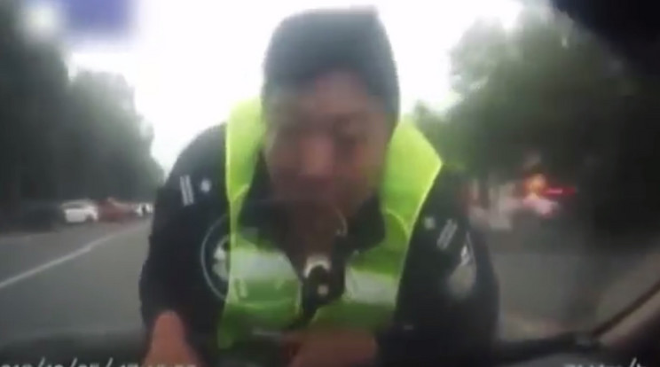 A rendőr két kilométeren át kapaszkodott a motorháztetőn /Fotó: Youtube