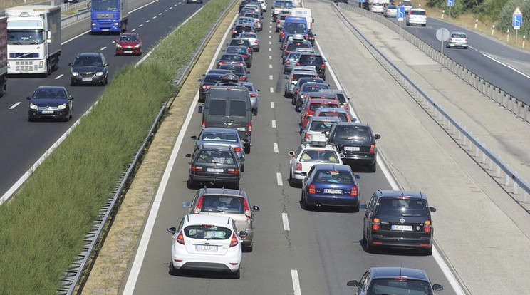 A legtöbb ember autóval közlekedik, tudja, hova üljön?  / Illusztráció: MTI - Mihádák Zoltán