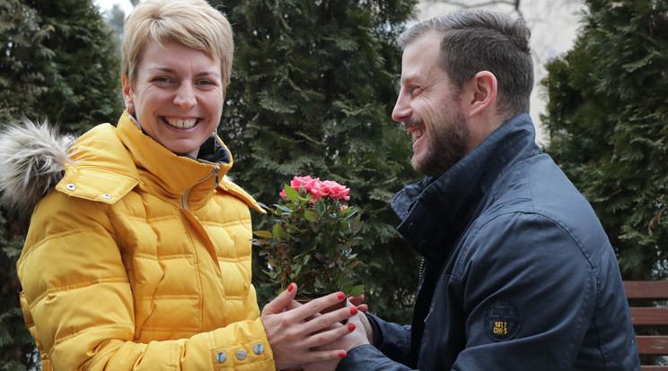 Vadász Péter (38) 
és felesége, Tamara (36) fényképe  tegnapi 
számunkban 
téves képaláírással jelent 
meg.  A házaspár a Valentin-napot évek 
óta egy csokor 
virággal koronázza meg / Fotó: Grnák László