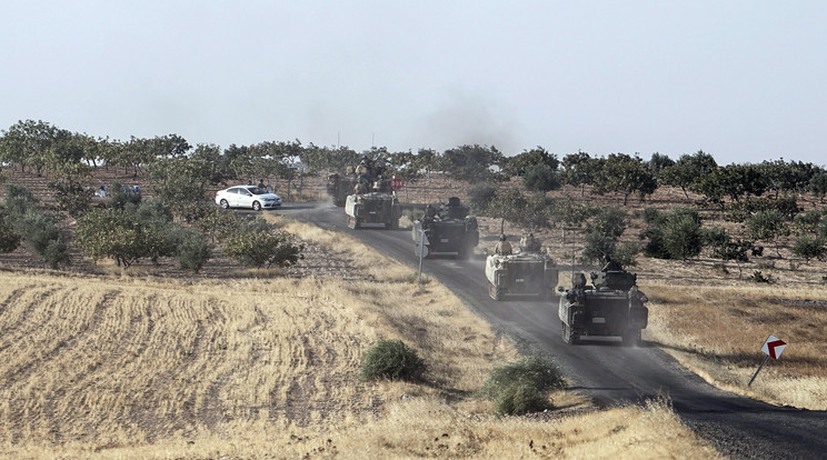 Tömött sorokban tartanak a török harckocsik a szíriai határ felé /Fotó: MTI