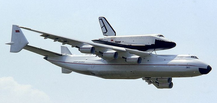 Antonow An-225 transportuje prom Buran, na pokazach lotniczych w Paryżu w 1989 r.
