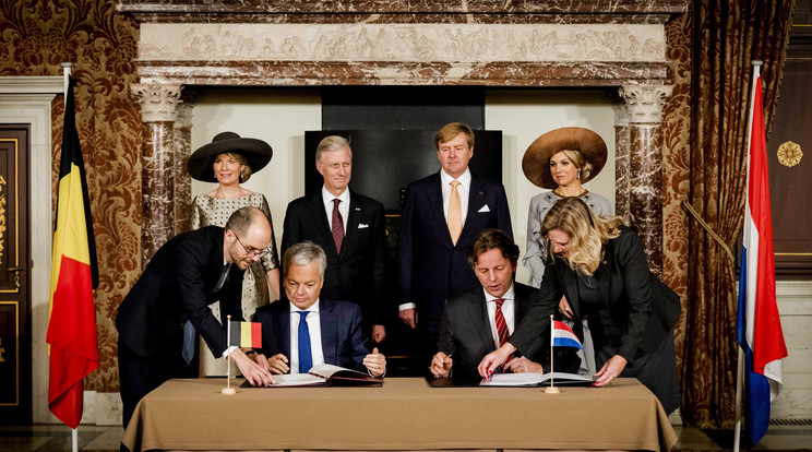 A két ország külügyminiszter, a belga és a holland királyi házaspár jelenlétében írja alá a szerződést / Fotó: EPA