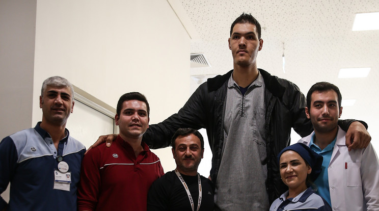 A szír származású Cuma Türkmen
egy hormonális  rendellenesség 
miatt folyamatosan nő, jelenleg
 235 centiméter magas / Foto:Northfoto