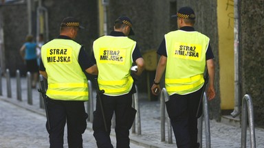 Zakrwawiony leżał na torach. Strażnicy uratowali mężczyznę w ostatniej chwili