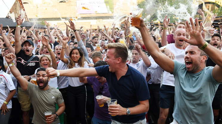 A tavalyi oroszországi futballvébén önfeledten ihattak sört a szurkolók – Katarban a szigor és az árszínvonal is magas lesz /Fotó: MTI/ EPA/ Andy Rain