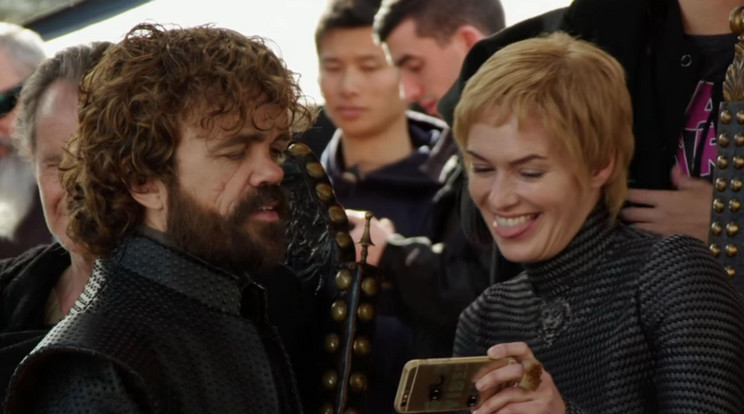 Lena Headey (Cersei Lannister) épp szelfit készít Peter Dinklage-el (Tyrion Lannister) / Fotó: Northfoto