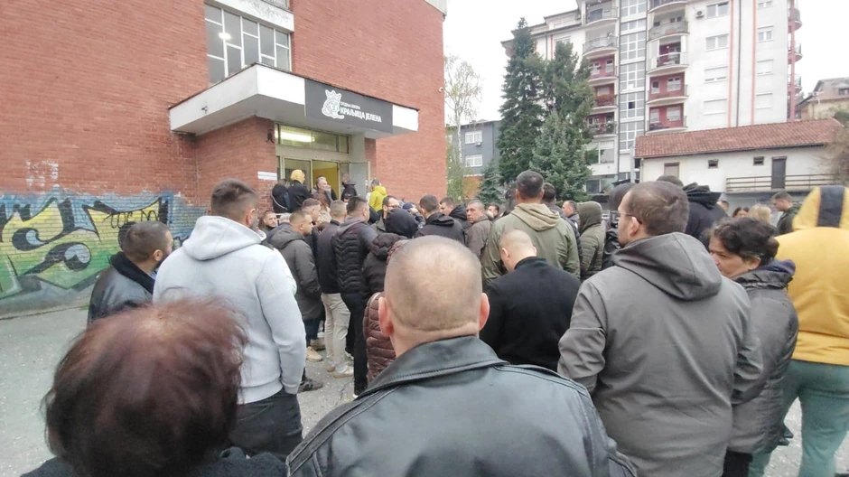 Ispred ispred biračkog mesta u Raski gde glasaju Srbi s KiM