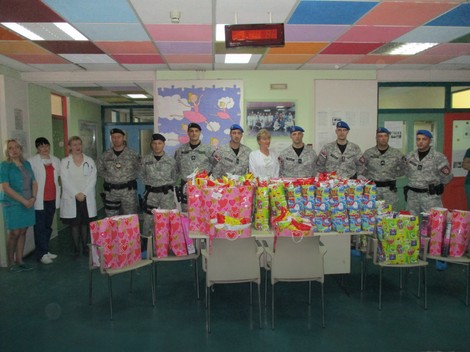 Pripadnici ni&scaron;kog odreda žandarmerije doneli paketiće na Dečju kliniku