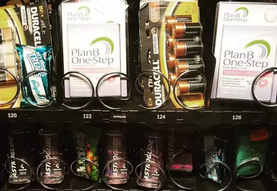 Automaty z pigułkami po. Awaryjna antykoncepcja na wyciągnięcie ręki jak Coca-Cola