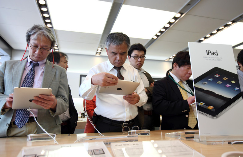 Testowanie iPada w sklepie Apple Store Ginza w Tokio