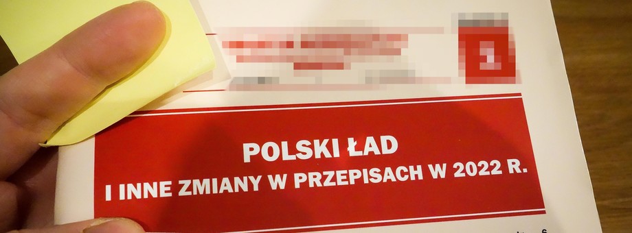 Nagradzanie urzędników administracji podatkowej za tzw. przypisy podatkowe jest od lat mocno ukrywanym przez władzę faktem. Polega ono w największym skrócie na tym, że tworzony jest fundusz premiowy będący częścią przypisów w wydanych decyzjach. W skali kraju to olbrzymie kwoty. Nie ma znaczenia, czy decyzja jest zgodna z prawem, czy sąd jej nie uchyli. Budżet na premie jest z samego przypisu z decyzji