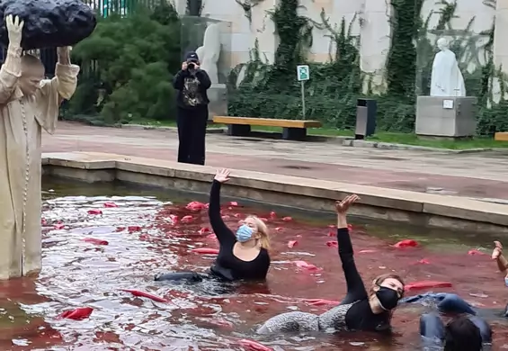 "Na ich rękach będzie krew dzieci i kobiet". Aborcyjny protest przed rzeźbą papieża