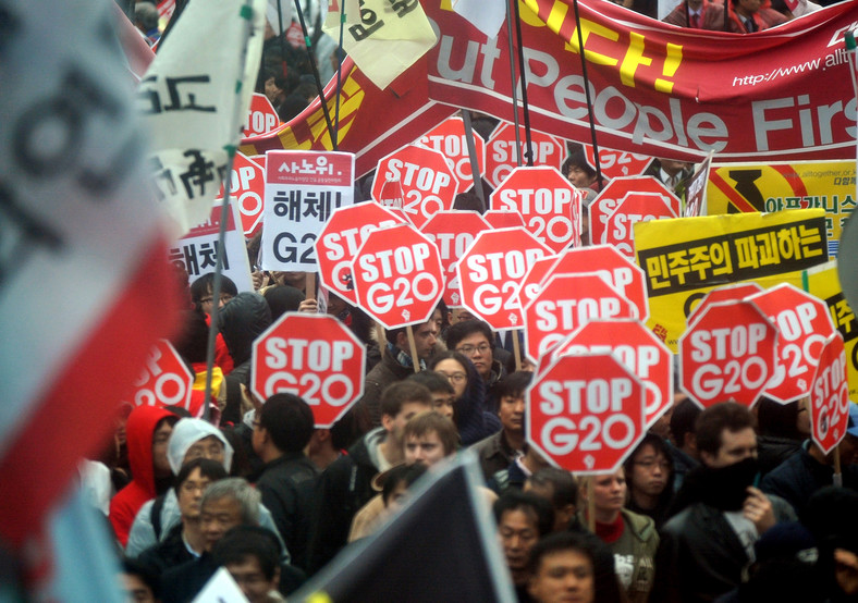 Demonstranci protestują przeciw szczytowi G20, który odbywa się w Seulu w Korei Południowej w 2010 r (1). Fot: Seokyong Lee/Bloomberg