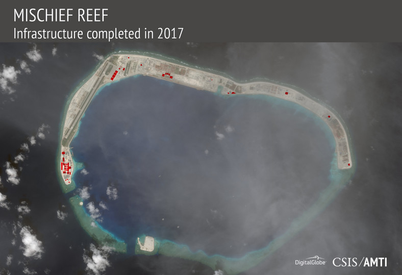 Infrastruktura wojskowa Chin na Rafie Mischief w archipelagu Wysp Spratly na Morzu Południowochińskim. Źródło: Asia Maritime Transparency Initiative/Digital Globe