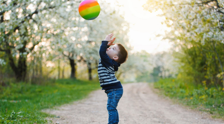 Szívesebben lesznek a kicsik a friss levegőn, ha bőven találnak maguknak szórakoztató programot /Fotó: Shutterstock