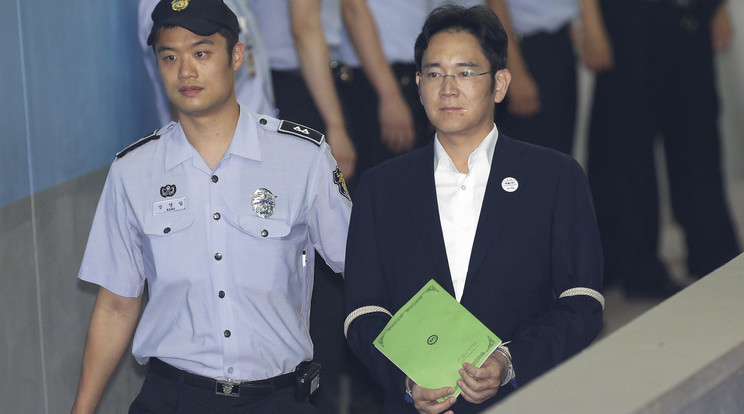 Rendőrök vitték el a Samsung vezért /Fotó:AFP