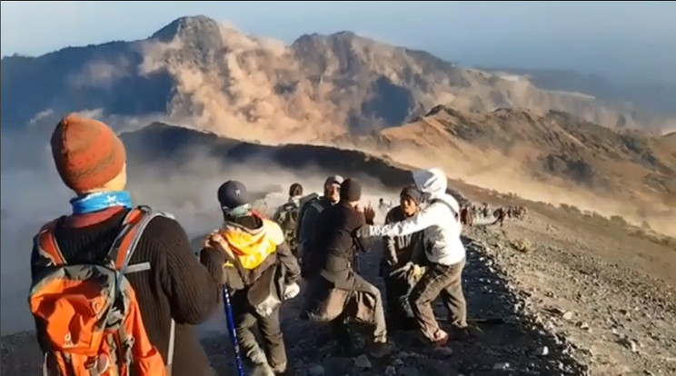 A földrengés epicentruma a vulkán lábánál volt, amely kráterének oldalában próbál leereszkedni egy csapat /Fotó: Instagram
