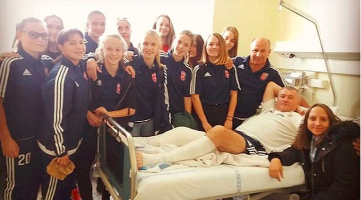 Szabó József kórházi ágyánál a fehérvári együttes lánycsapata is járt, s jobbulást kívántak a játékosok