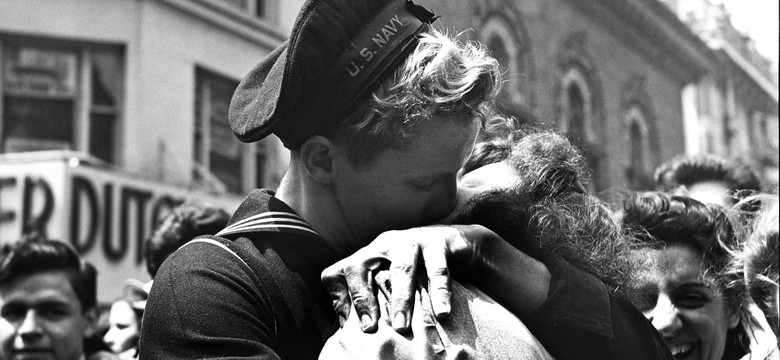 "Łapał każdą". Oto prawdziwa historia pocałunku na Times Square