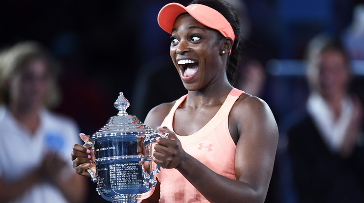 Sloane Stephens 
a győzelmi trófeával – pár hete még 
ő se hitte volna, 
hogy ide jut /Fotó: AFP