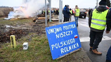Michał Kołodziejczak spotkał się z protestującymi rolnikami. "Wyp..." [RELACJA NA ŻYWO]