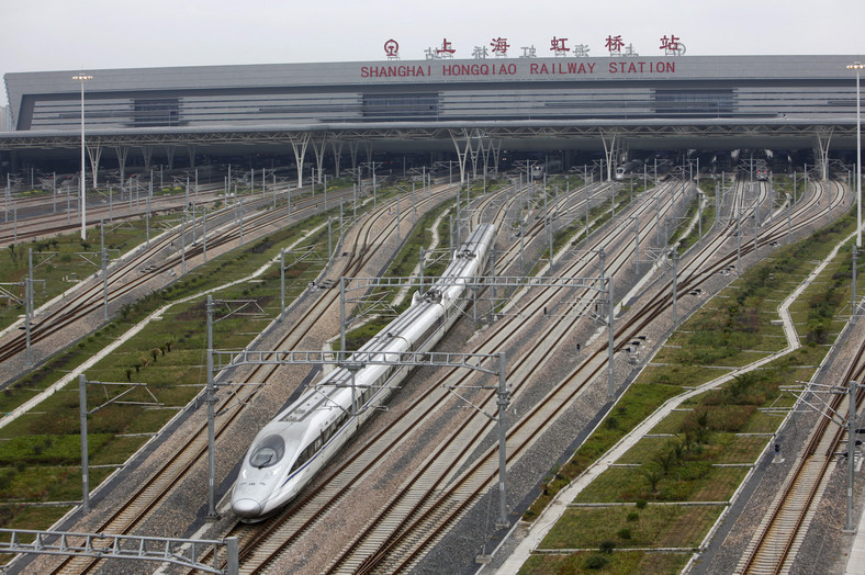 Szybki pociąg wyjeżdza ze stacji kolejowej w Szanghaju